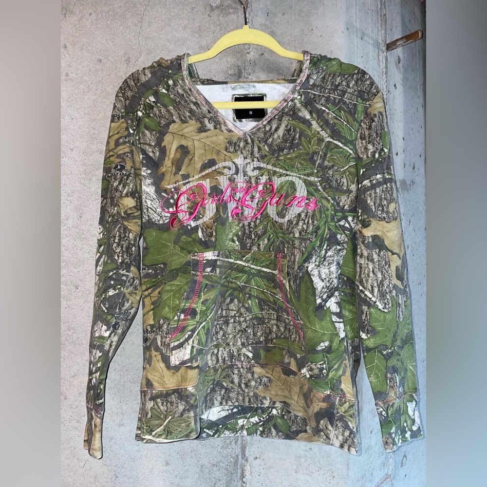 GIRL WITH GUNS TSHIRT HOODIE